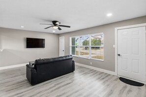 Living area - The Houston Hideaway - Spacious 3BR - Sleeps 6 - Near Hobby & Med Center (Houston)