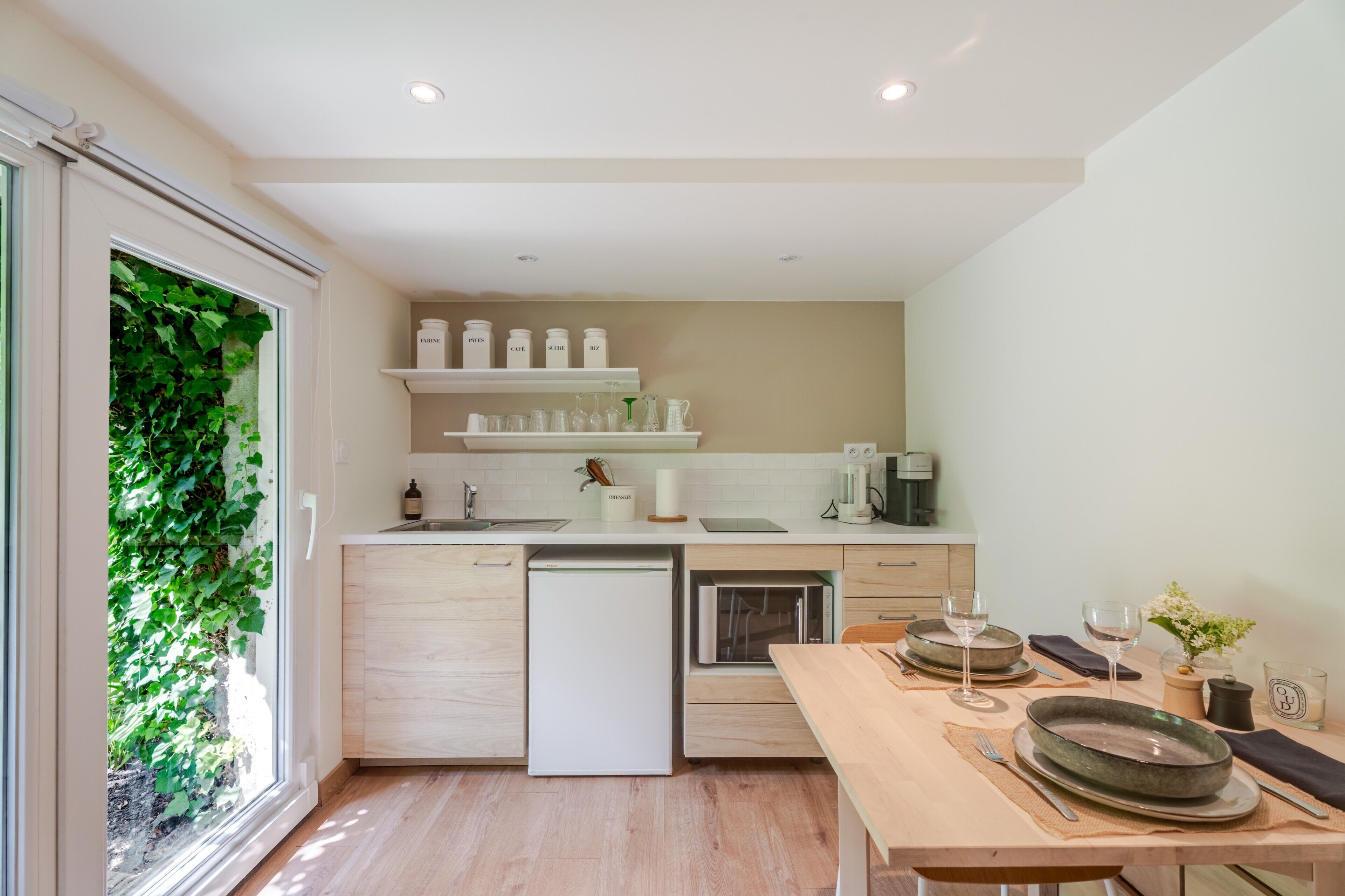 Coffee/tea maker, fridge, microwave, oven