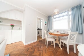 Dining - Fulham 2BR Flat | Clean, Quiet & Spacious - Pass the Keys (London)