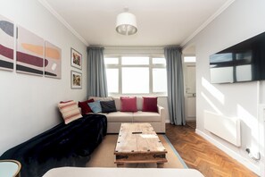TV - Fulham 2BR Flat | Clean, Quiet & Spacious - Pass the Keys (London)