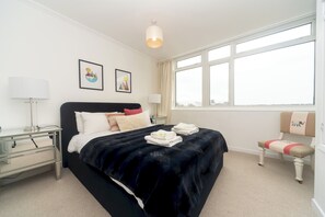 Iron/ironing board, free WiFi, bed sheets - Fulham 2BR Flat | Clean, Quiet & Spacious - Pass the Keys (London)