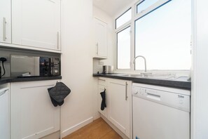 Coffee/tea maker, fridge, microwave, oven - Fulham 2BR Flat | Clean, Quiet & Spacious - Pass the Keys (London)