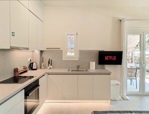 Private kitchen - Hidden Garden Home in Glyfada Center (Glifada)
