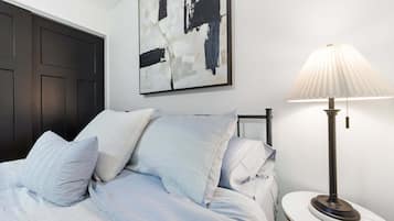 Casa, 1 llit de matrimoni gran, vistes al jardí (Millan Enterprises (423 N 1st St)) | 1 dormitori, decoració individual, mobiliari individual i roba de llit