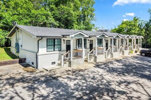 A row of single-story mobile homes with attached porches and a central garage. - Modern 1BD Condo - Downtown Walkable to F&M Bank Arena (Clarksville)