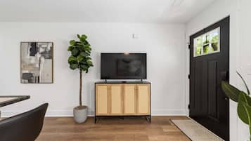 House, 1 King Bed, Garden View (Millan Enterprises (423 N 1st St)) | Interior