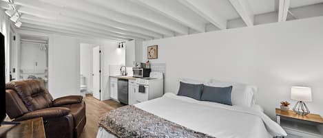 Apartment, 1 Queen Bed, Kitchen, Garden View (1BD (Plumb Line Coffee))