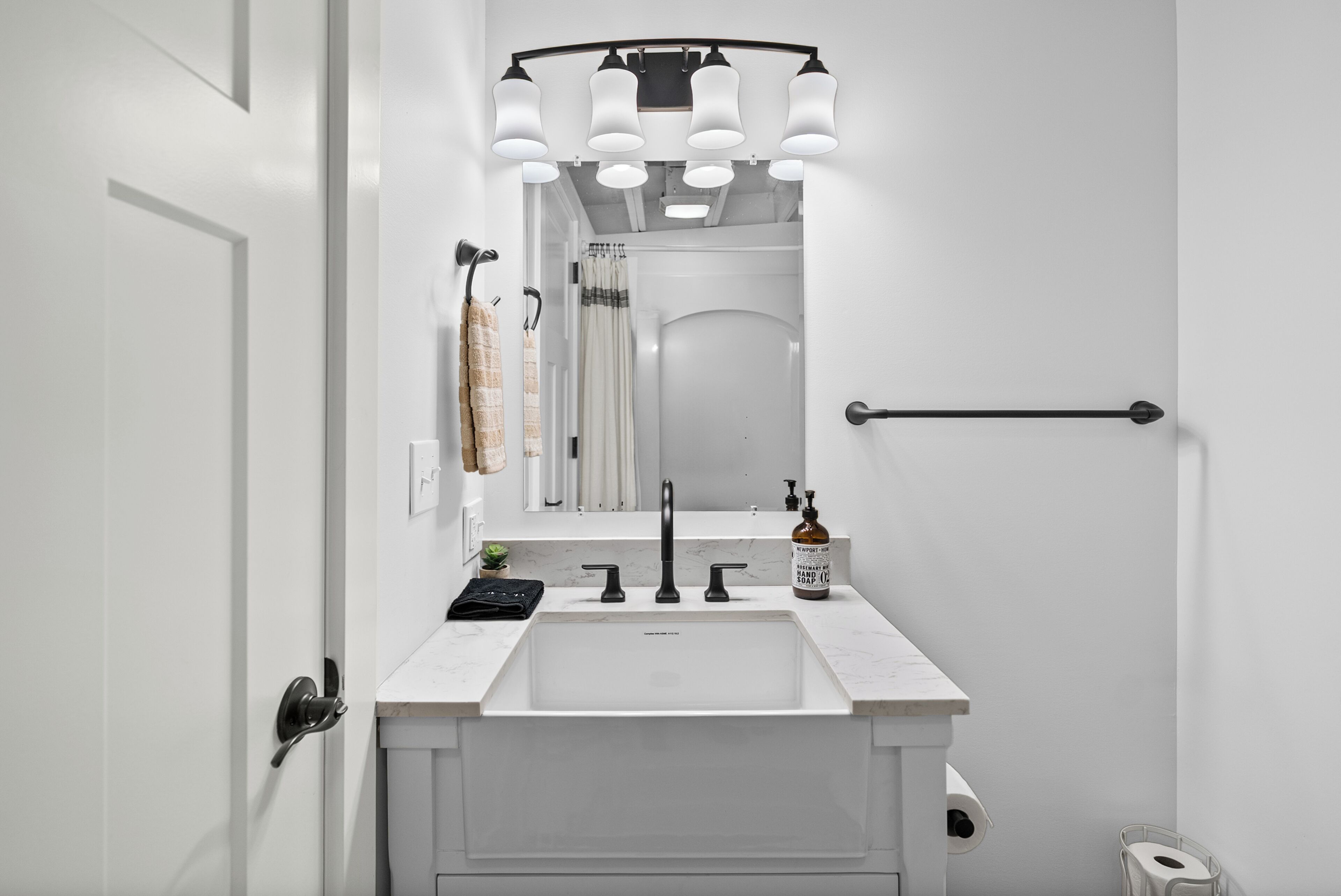 Appartement, plusieurs lits, cuisine, vue jardin (Vanessa (Plumb Line Coffee)) | Salle de bain
