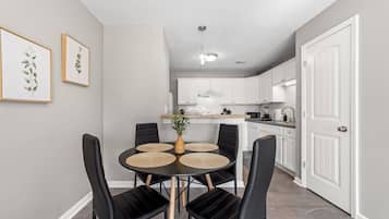 Bloc d'apartaments, 2 llits de matrimoni, vistes al jardí (Millan Enterprises (311 Hawkins Road)) | Zona de menjador de l'habitació