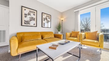 Condo, 2 giường cỡ queen, quang cảnh vườn (Millan Enterprises (311 Hawkins Road)) | Khu phòng khách
