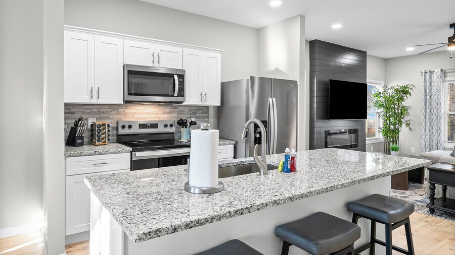Main Street Manor - Spacious Home Near Dining