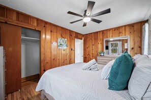 Ferienhaus, Mehrere Betten, Gartenblick (Nana's Nook (400 Hickory Grove Blvd)) | 3 Schlafzimmer, Bügeleisen/Bügelbrett, individuell dekoriert