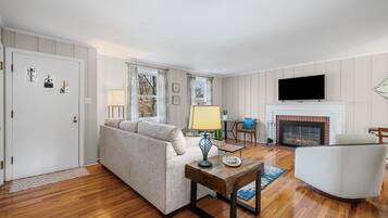 House, Multiple Beds, Garden View (Nana's Nook (400 Hickory Grove Blvd)) | Living area