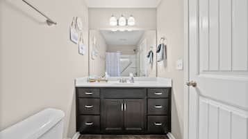 House, Multiple Beds, Fireplace, Garden View (Governors Crossing - 240) | Bathroom | Towels, toilet paper