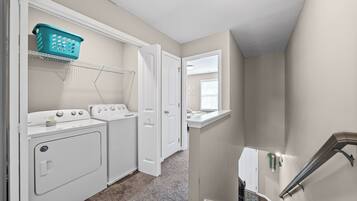 House, Multiple Beds, Fireplace, Garden View (Governors Crossing - 240) | Interior