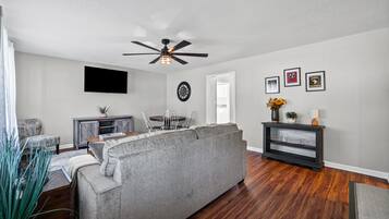 House, Multiple Beds, Garden View (1579 Mary Beth Ln (Joe DeMars)) | Living area
