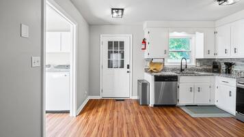 House, Multiple Beds, Garden View (1579 Mary Beth Ln (Joe DeMars)) | Private kitchen