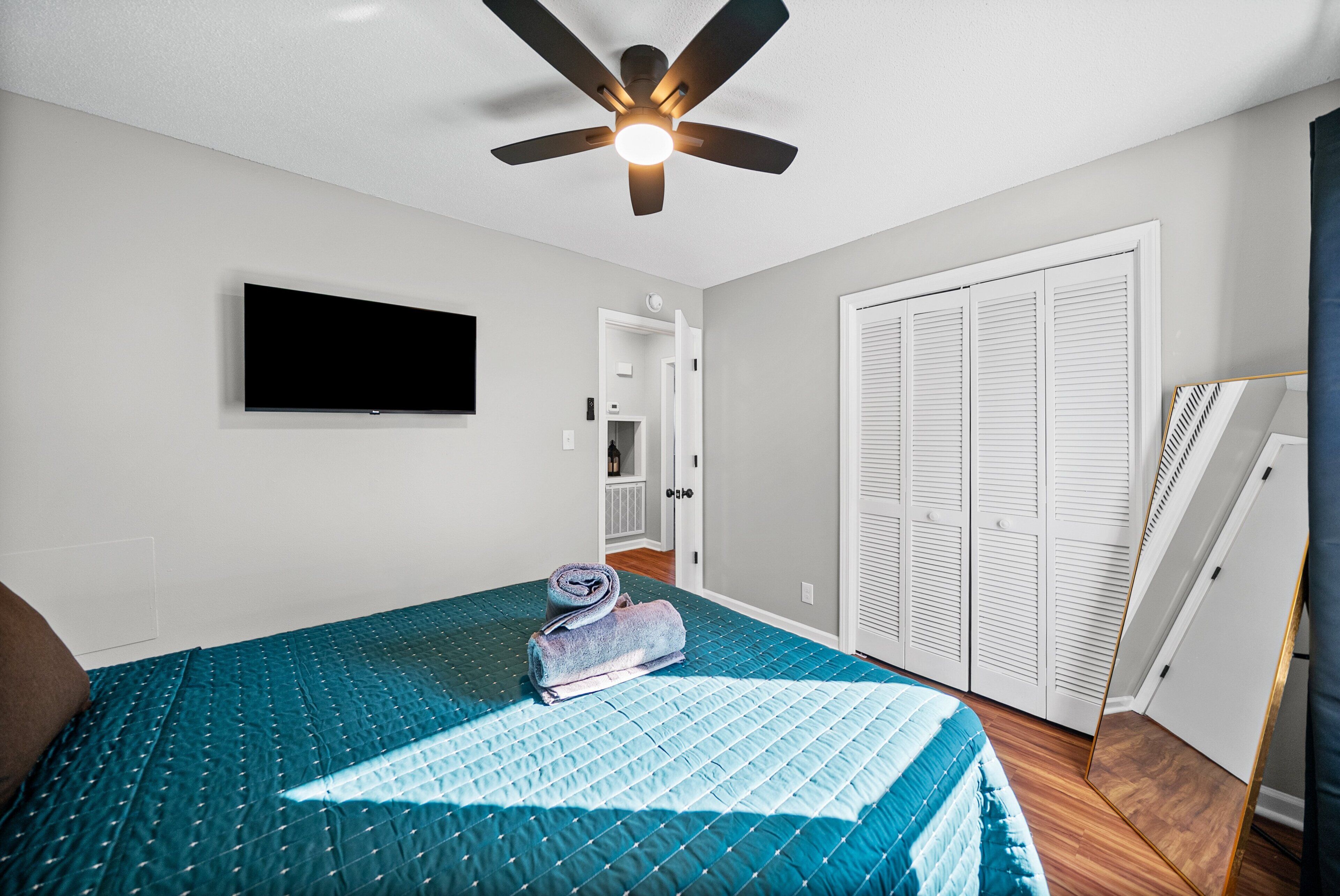 3 bedrooms, individually decorated, individually furnished, bed sheets