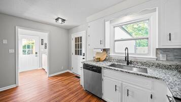 Maison, plusieurs lits, vue jardin (1579 Mary Beth Ln (Joe DeMars)) | Cuisine privée