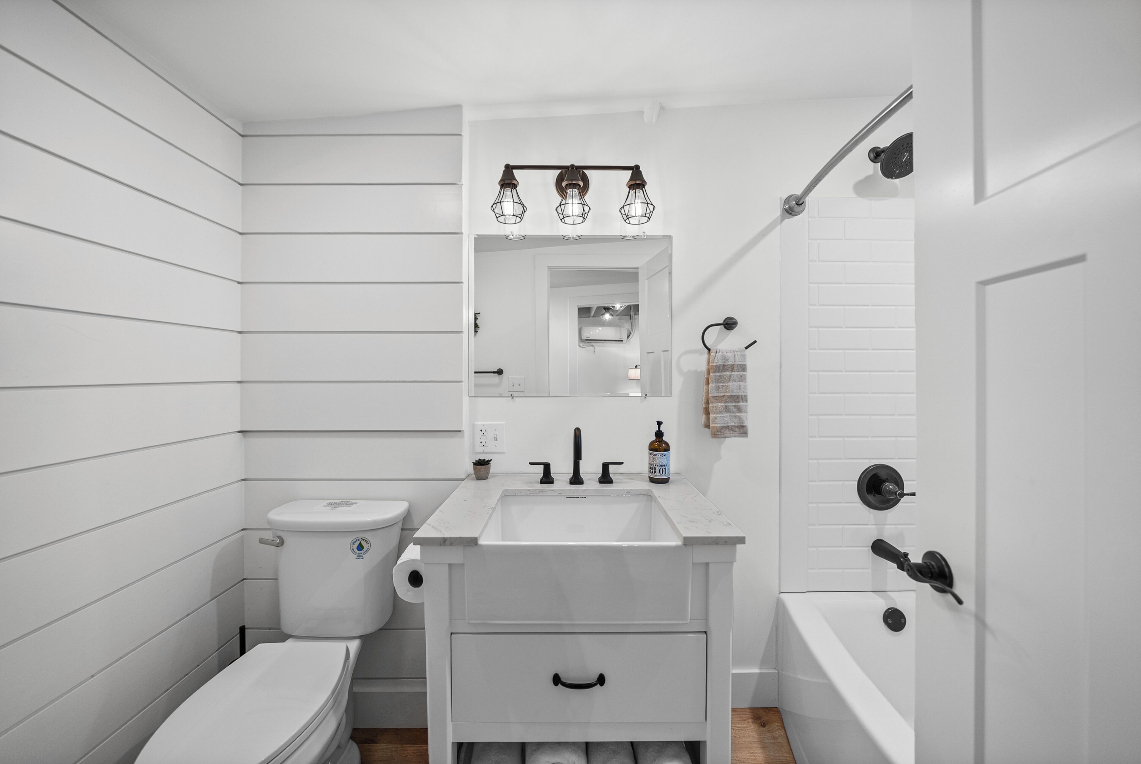 Appartement, 2 grands lits, cuisine, vue sur le jardin (2BD (Plumb Line Coffee)) | Salle de bain | Serviettes fournies, papier de toilette