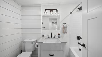 Appartement, 2 grands lits, cuisine, vue sur le jardin (2BD (Plumb Line Coffee)) | Salle de bain | Serviettes fournies, papier de toilette