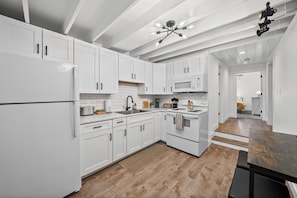 Private kitchen - Beautiful 2bd/1ba Above Craft Coffee Shop, Downtown, by Apsu (Clarksville)