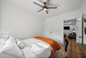 2 bedrooms, individually decorated, individually furnished - Beautiful 2bd/1ba Above Craft Coffee Shop, Downtown, by Apsu (Clarksville)