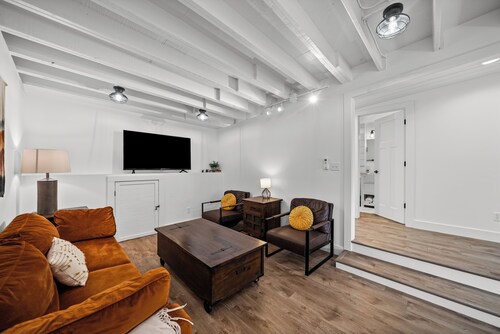 Beautiful 2bd/1ba Above Craft Coffee Shop, Downtown, by Apsu