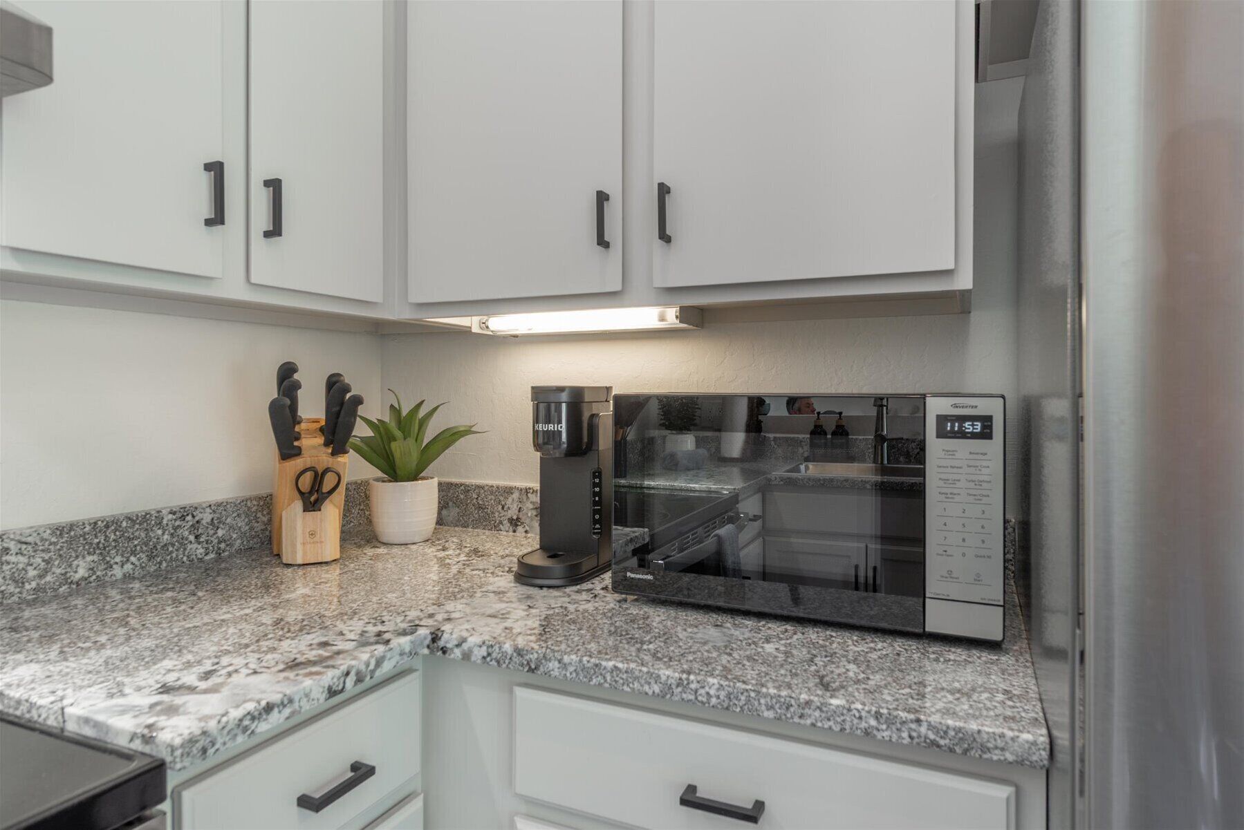 Coffee/tea maker, fridge, microwave, oven