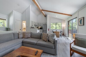 Living area - Alpenglow Loft | Palisades Adventure Basecamp (Olympic Valley)