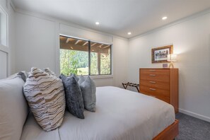 Room - Alpenglow Loft | Palisades Adventure Basecamp (Olympic Valley)