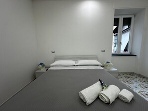 Tabla de planchar con plancha, wifi, ropa de cama