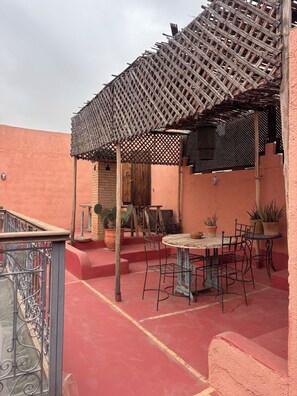 Outdoor dining - Tremendous 3-Private bedroom  riad in Marrakech perfect for your getaway (Marrakech)