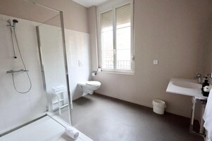 Habitación triple familiar | Baño | Artículos de higiene personal gratuitos, secador de pelo y toallas