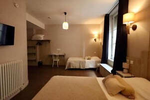 Habitación triple familiar | Escritorio y wifi gratis