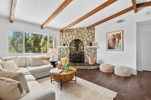 Living area - Modern Ranch Home Near Temecula Wine Country (Fallbrook)