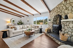 Living area - Modern Ranch Home Near Temecula Wine Country (Fallbrook)