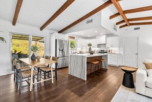 Dining - Modern Ranch Home Near Temecula Wine Country (Fallbrook)
