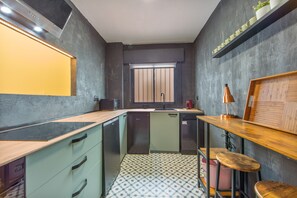 Cafetera y tetera, refrigerador, microondas y horno 