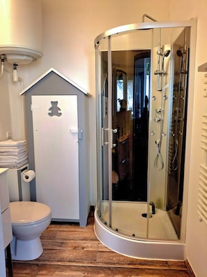 Dusche, Handtücher, Toilettenpapier
