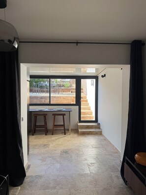 Interior - Charming studio apartment with a garden; apartment complex with a pool (La Croix-Valmer)