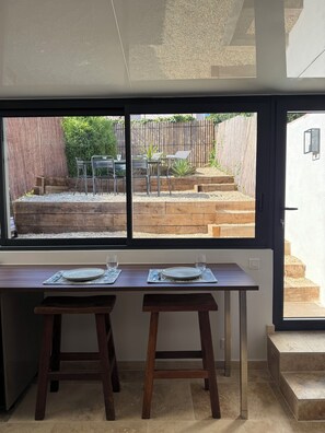 Dining - Charming studio apartment with a garden; apartment complex with a pool (La Croix-Valmer)