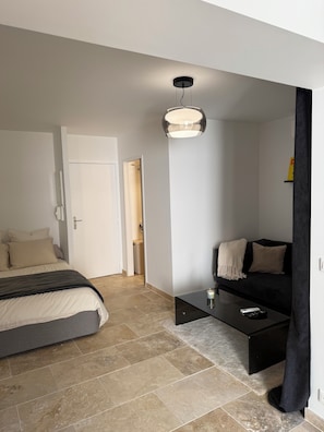 Interior - Charming studio apartment with a garden; apartment complex with a pool (La Croix-Valmer)