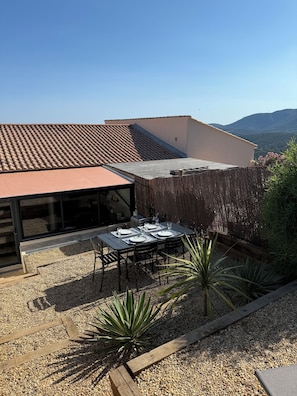 Outdoor dining - Charming studio apartment with a garden; apartment complex with a pool (La Croix-Valmer)