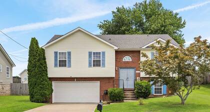 Cozy Family Retreat Near Fort Campbell, Sleeps 8