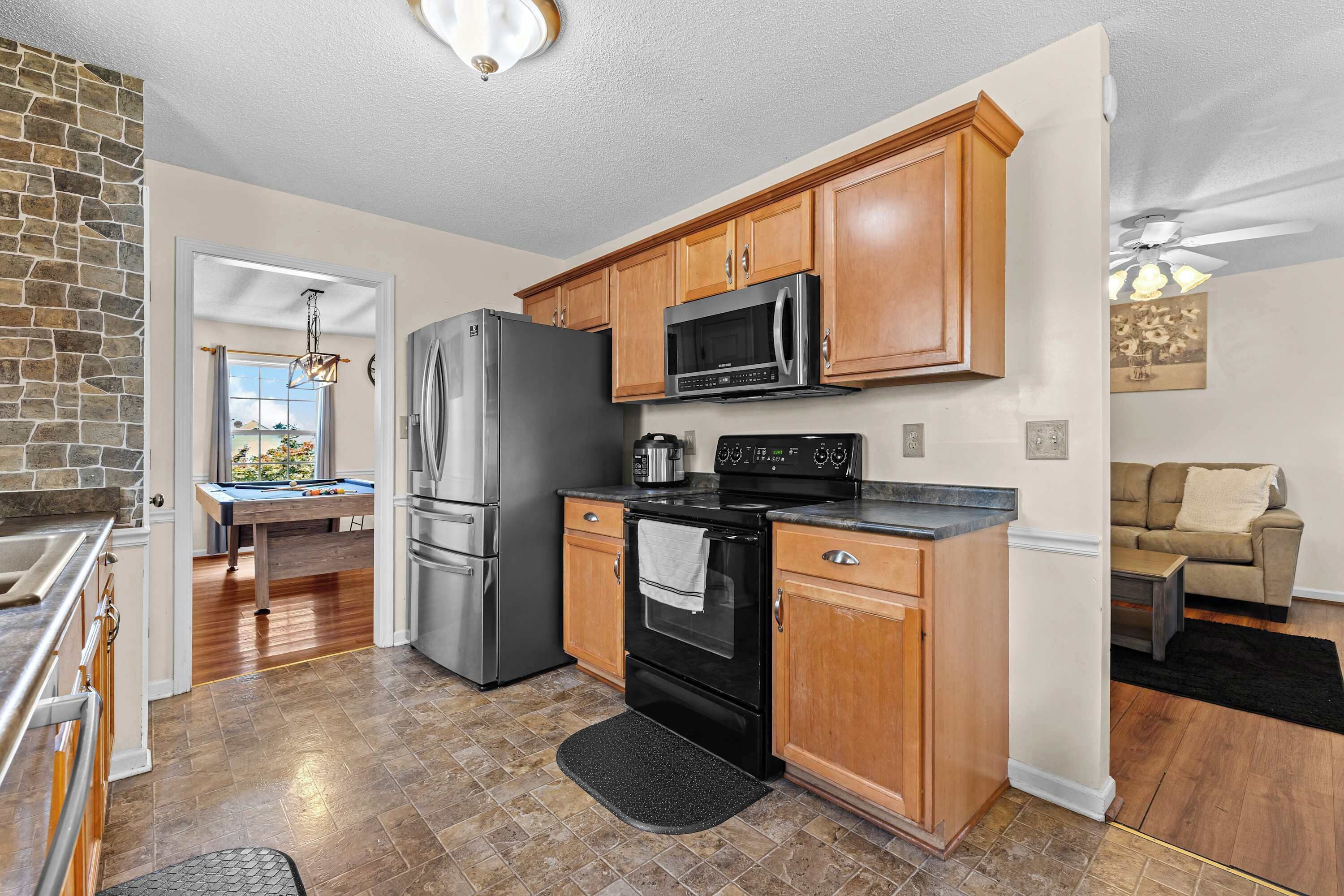 Coffee/tea maker, fridge, microwave, oven