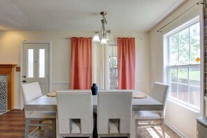 Dining - Cozy Family Retreat Near Fort Campbell, Sleeps 8 (Clarksville)