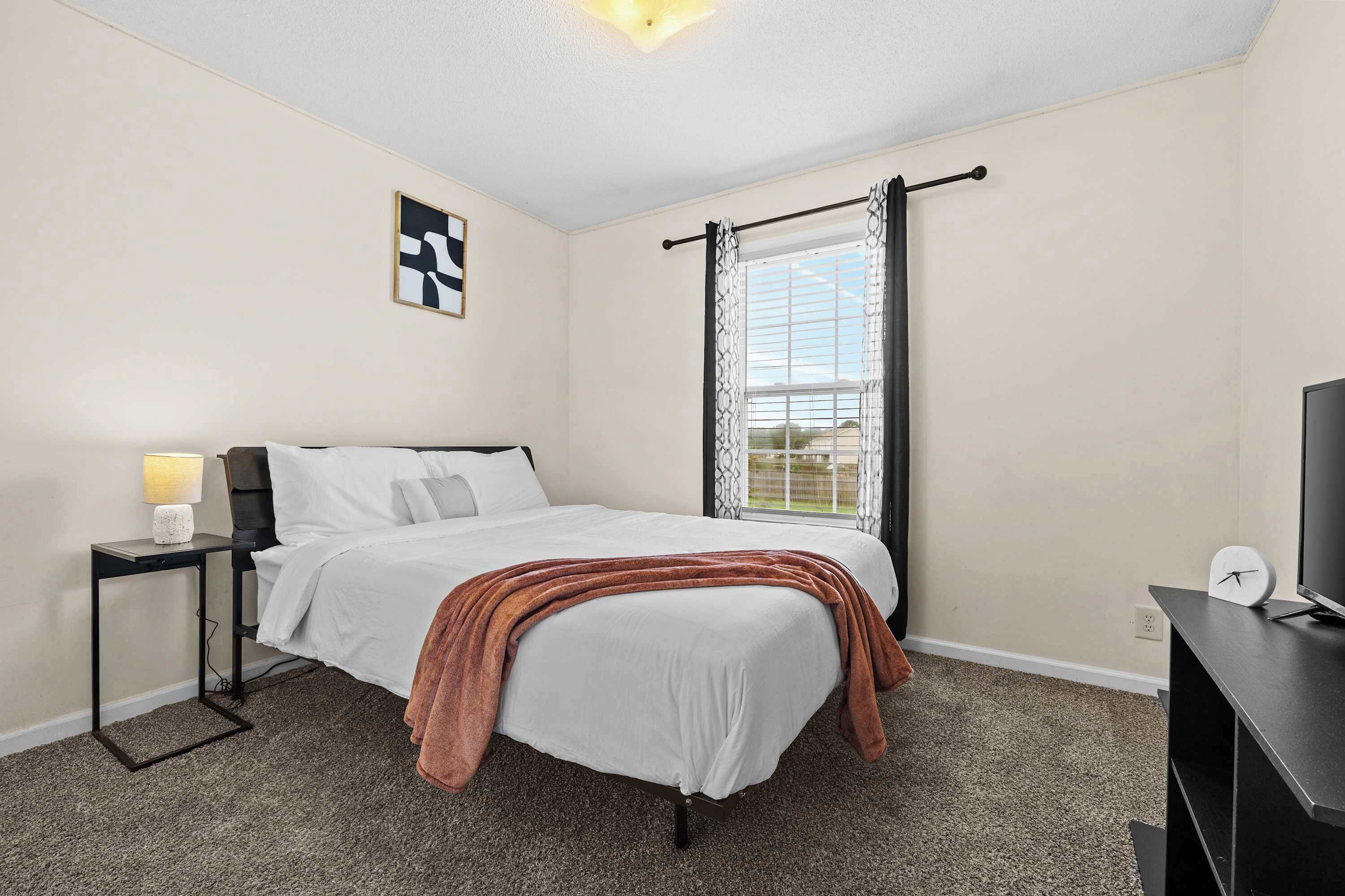 4 bedrooms, iron/ironing board, WiFi, bed sheets