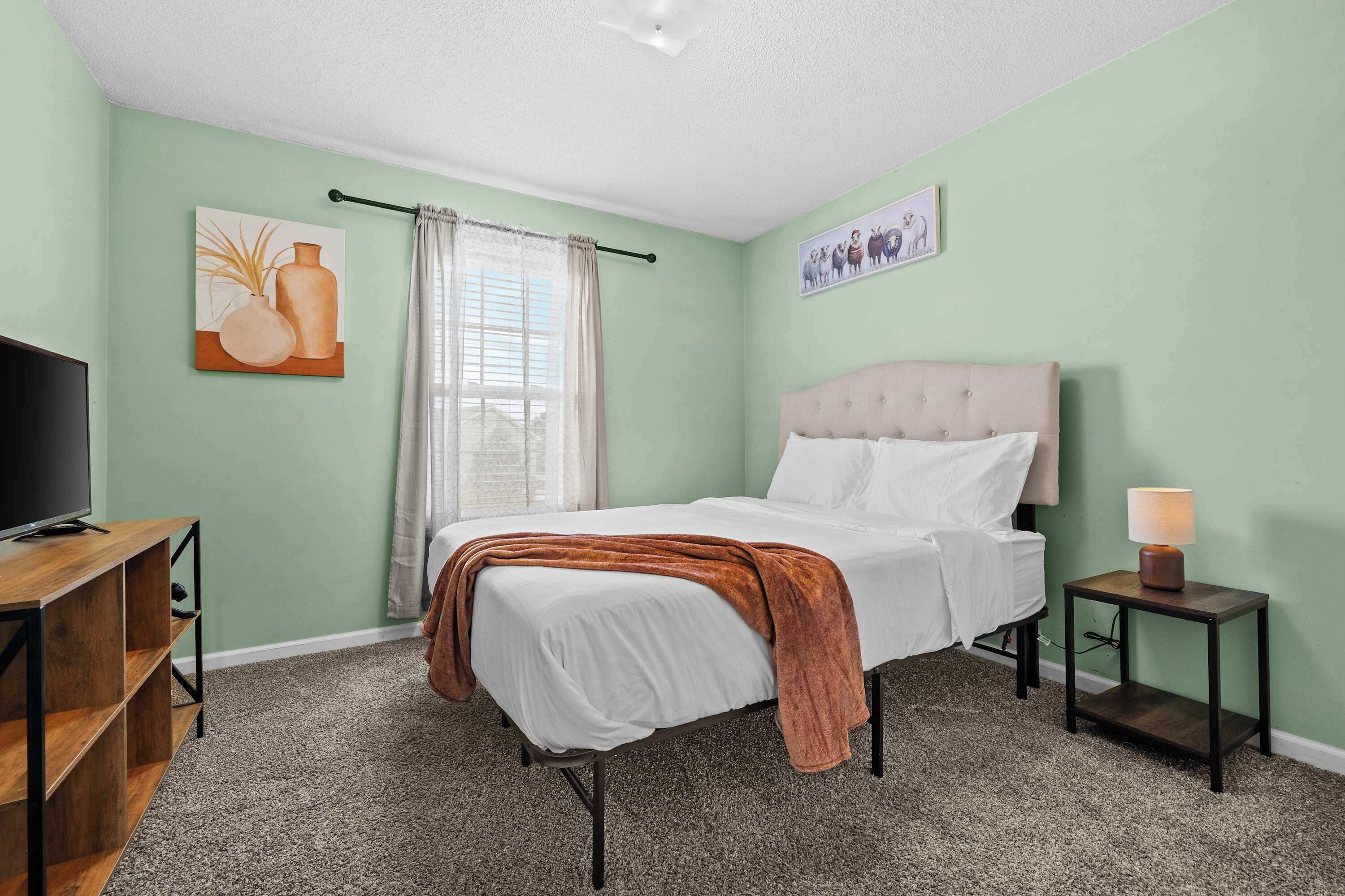 4 bedrooms, iron/ironing board, WiFi, bed sheets
