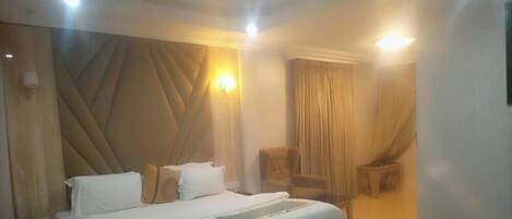 Deluxe Suite | In-room safe, desk, laptop workspace, WiFi (free)